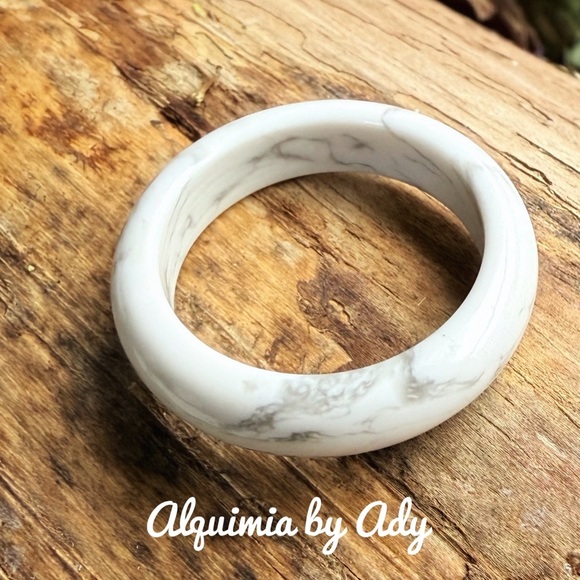White howlite carved gem ring - Picture 1 of 1